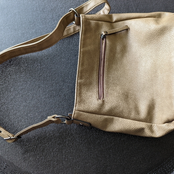Fiorelli vegan leather tan coloured shoulder bag. - Picture 5 of 6